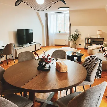 Old Town Escape With Stunning Skyline - Spacious 2bed Apartamento