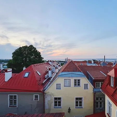 Old Town Escape With Stunning Skyline - Spacious 2bed Huoneisto Tallinna