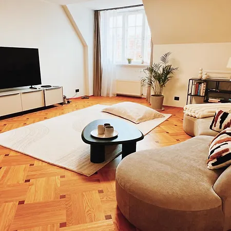 Old Town Escape With Stunning Skyline - Spacious 2bed