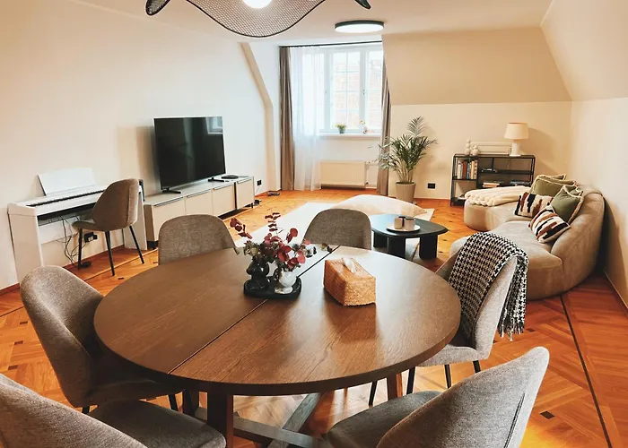 Old Town Escape With Stunning Skyline - Spacious 2bed Appartamento