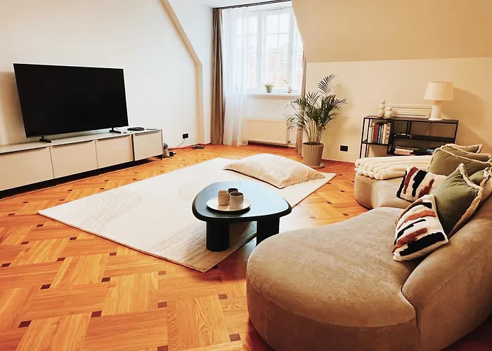 Old Town Escape With Stunning Skyline - Spacious 2bed