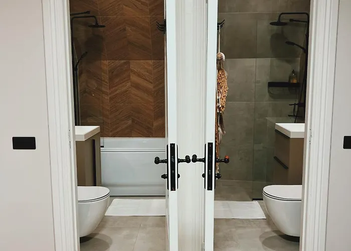 Old Town Escape With Stunning Skyline - Spacious 2bed Apartment *