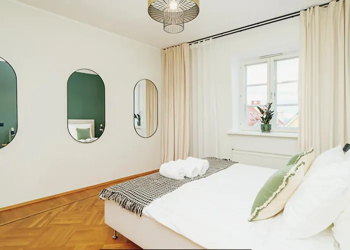 Apartment Old Town Escape With Stunning Skyline - Spacious 2bed *